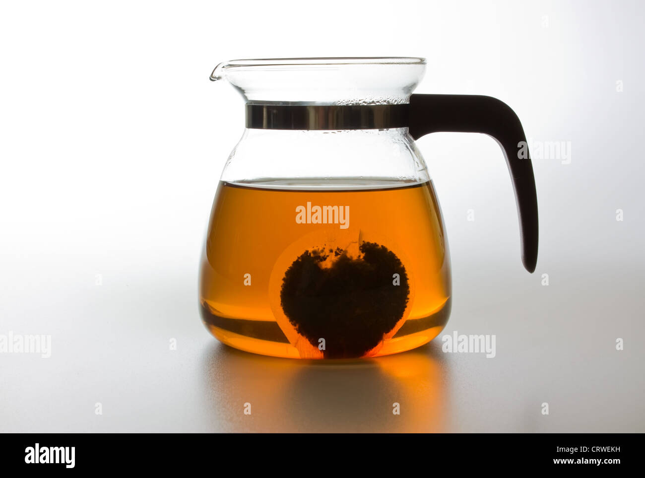 Teekanne mit heißem Tee Stockfoto