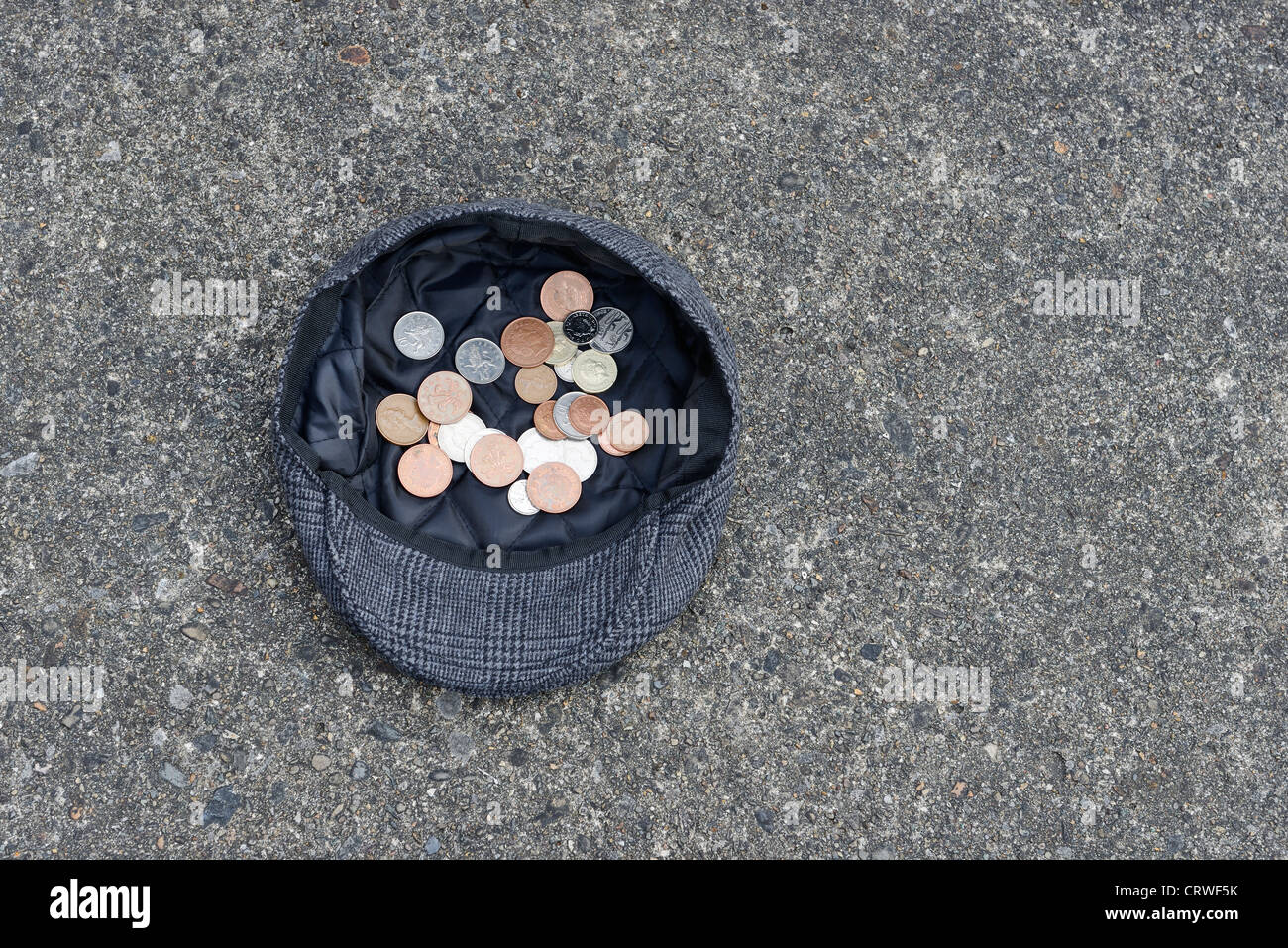 Straßenmusikanten Hut mit UK-Münzen Stockfoto