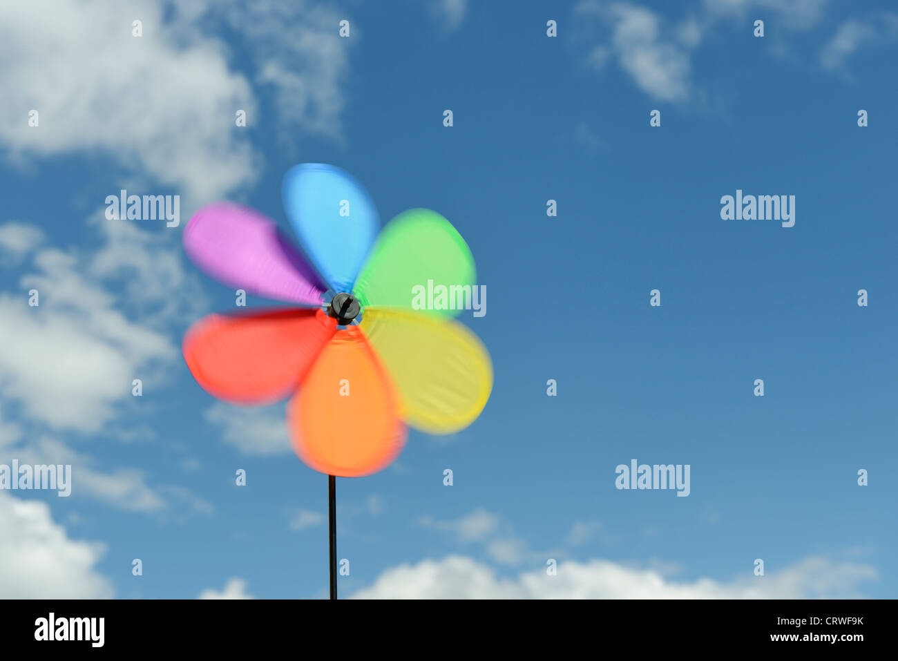 Spielzeug-Windmühle vor blauem Himmel Stockfoto