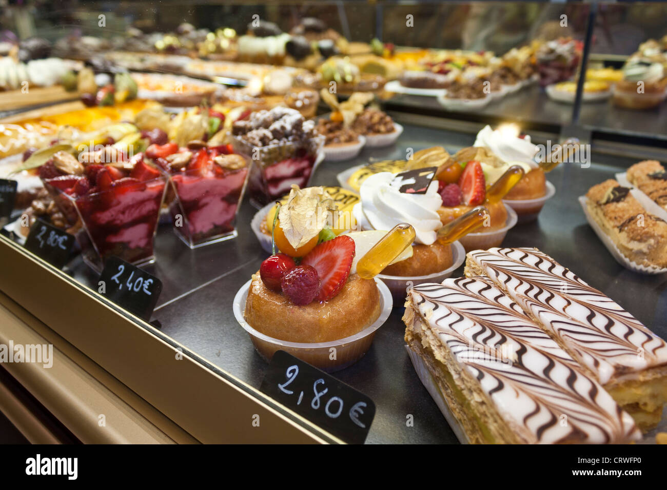 Hausgemachte Kuchen für den Verkauf in einem französischen patisserie in der Stadt Ceret, Frankreich, Europa Stockfoto