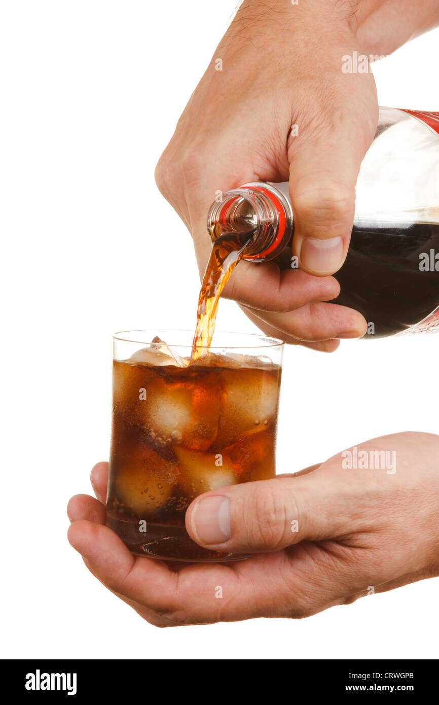 Hand des Mannes gießt einen Drink in ein Glas Stockfoto