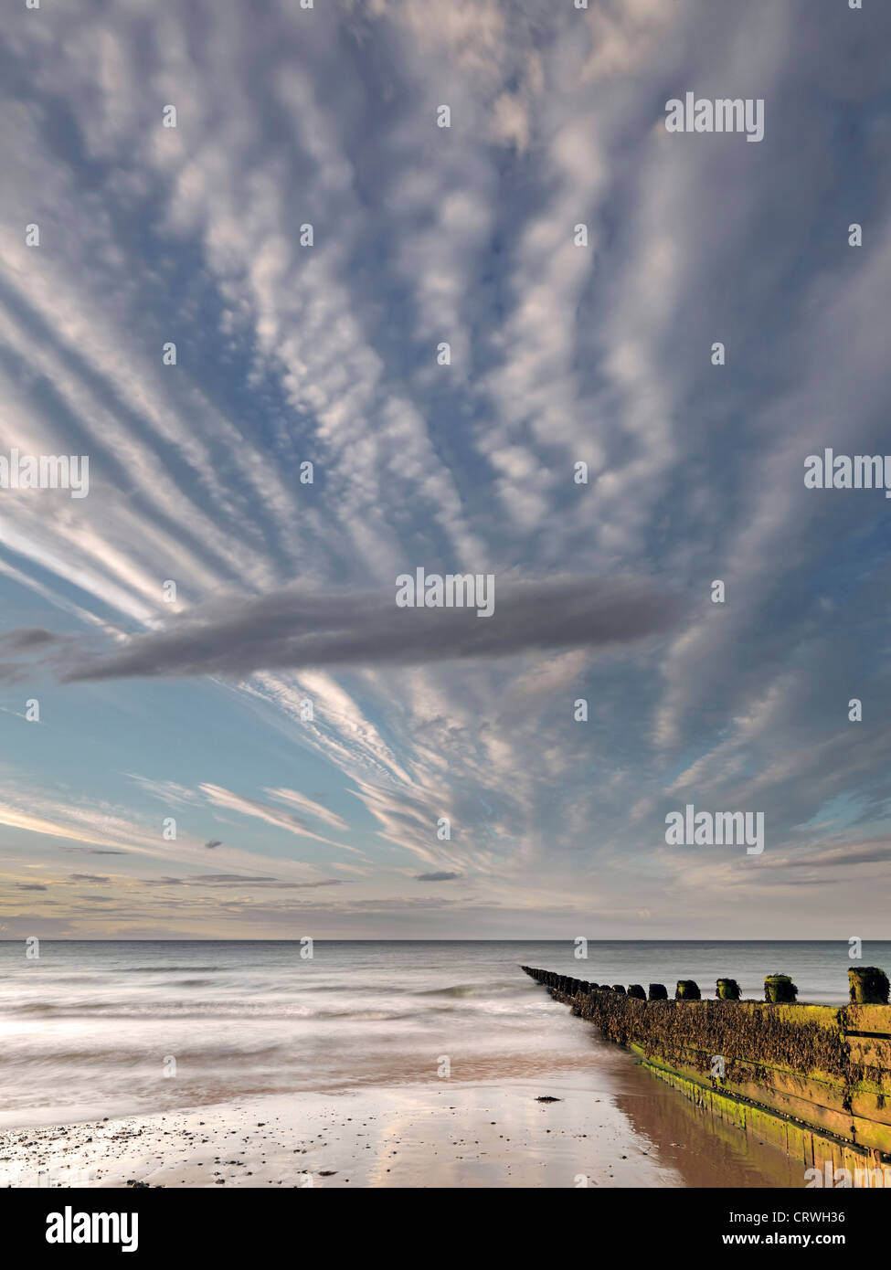 Himmel und Meer am Strand von Cromer in Norfolk. Stockfoto