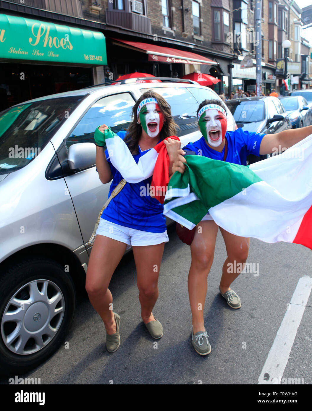 Fußball-Fans nahmen zu den Straßen von Toronto in der Feier am Sonntag nach Spaniens Shutout Sieg gegen Italien in der Europäischen Champio Stockfoto