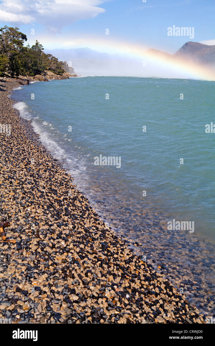 Wind peitschte Regenbogen am Lago Nordenskjold im Torres del Paine Nationalpark Stockfoto