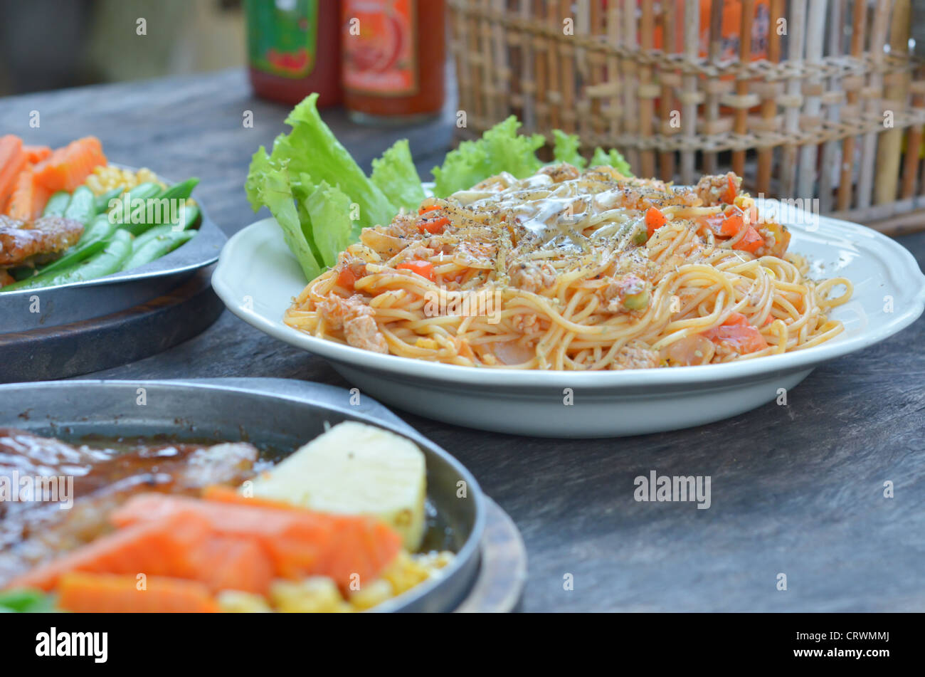 Spaghetti mit Tomatensauce und Rindersteak, gemischte Nahrung auf Tisch Stockfoto