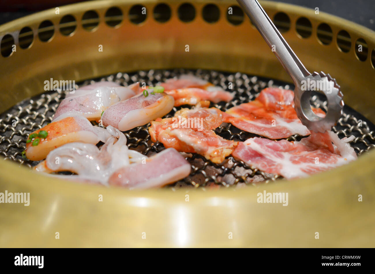 Grillen, gegrilltem Schweinefleisch und Tintenfisch Stockfoto