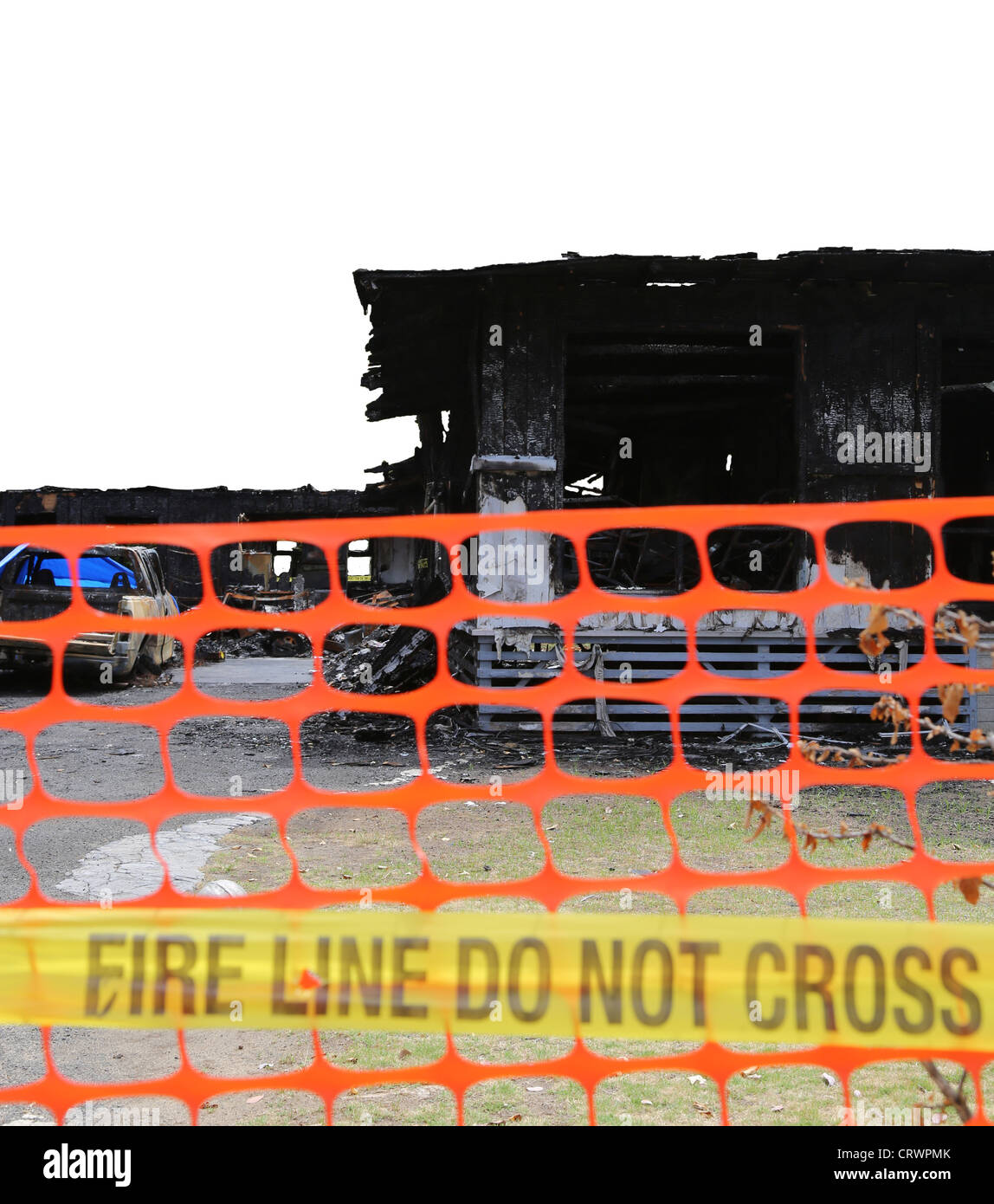 Haus Brannte Bei Einem Brand Fokus Auf Kosten Des Hauses Hinter Einem Orange Zaun Der Hintergrund Wurde Entfernt Und Ist Isoliert Auf Weiss Stockfotografie Alamy