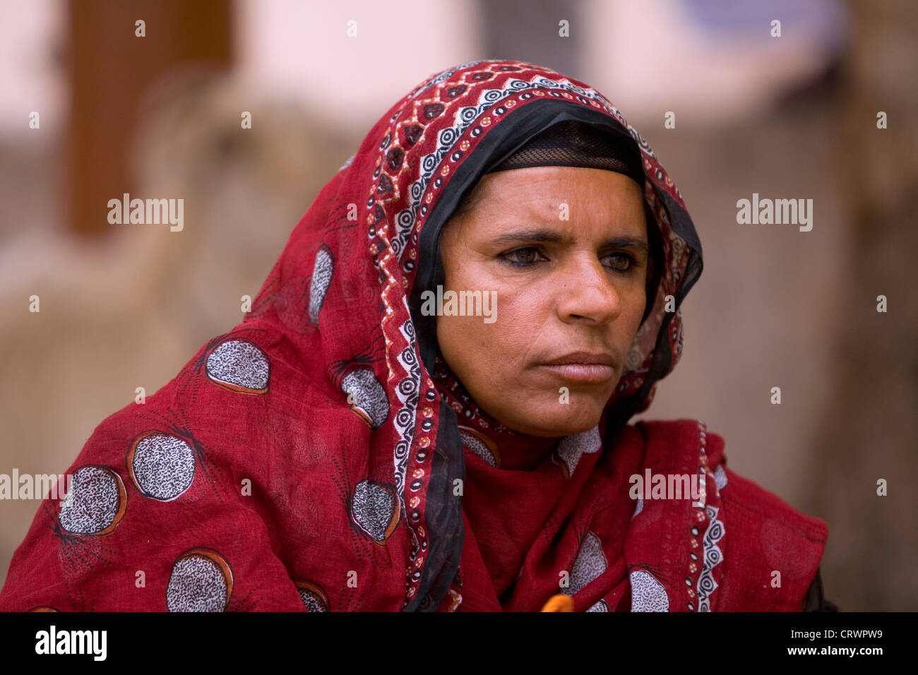 Frau am Vieh Souk, Nizwa, Ad Dakhiliyah, Oman Stockfoto