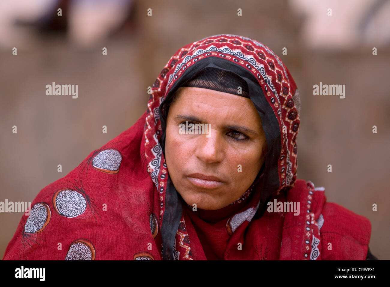 Frau am Vieh Souk, Nizwa, Ad Dakhiliyah, Oman Stockfoto