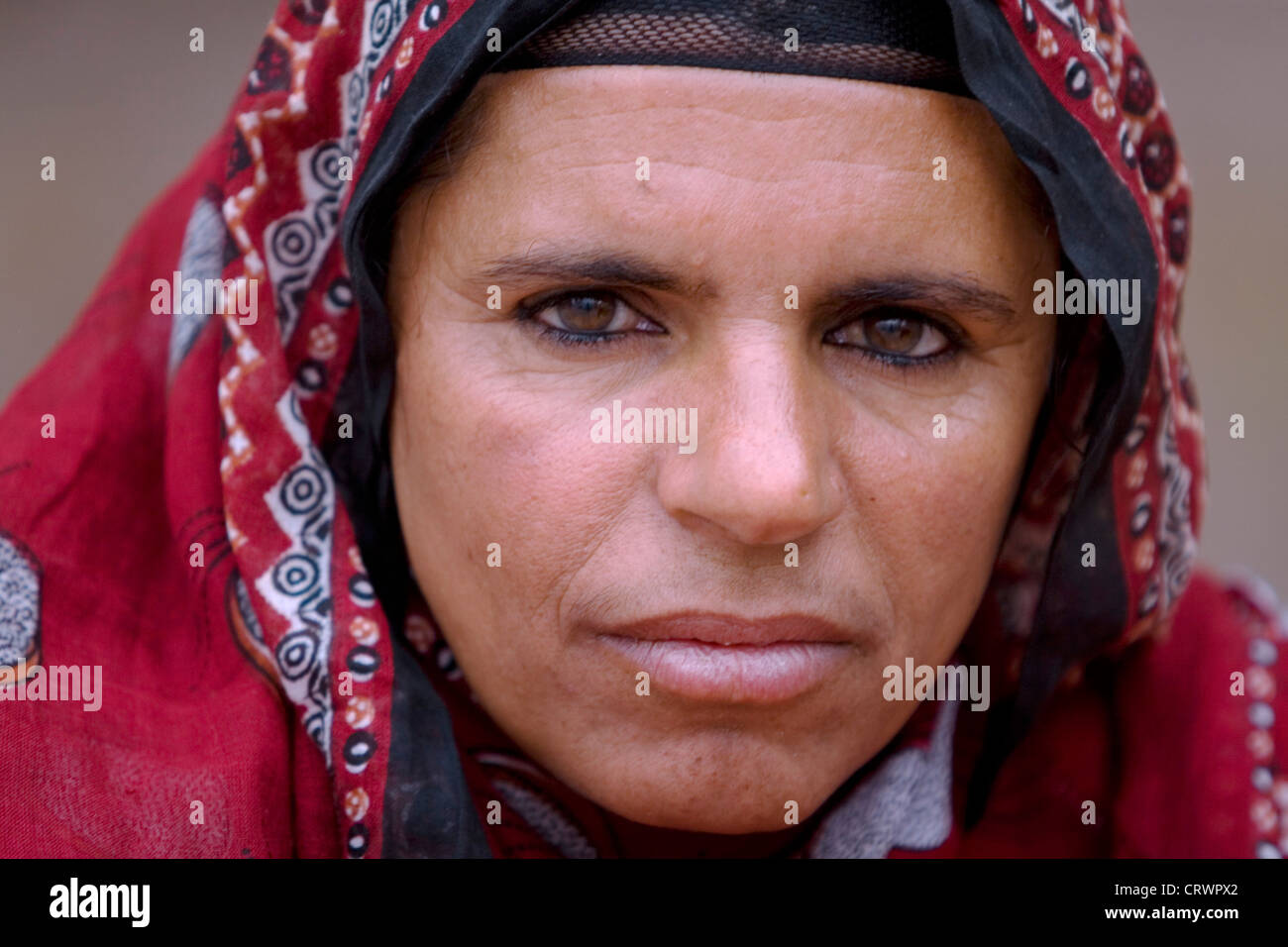 Frau am Vieh Souk, Nizwa, Ad Dakhiliyah, Oman Stockfoto