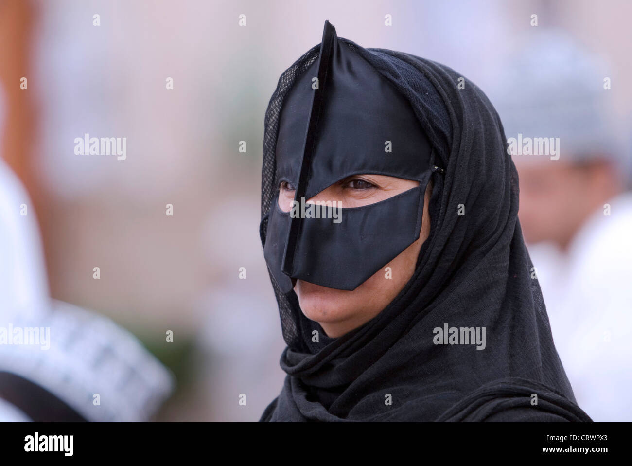 Maskierte Frau am Vieh Souk, Nizwa, Ad Dakhiliyah, Oman Stockfoto