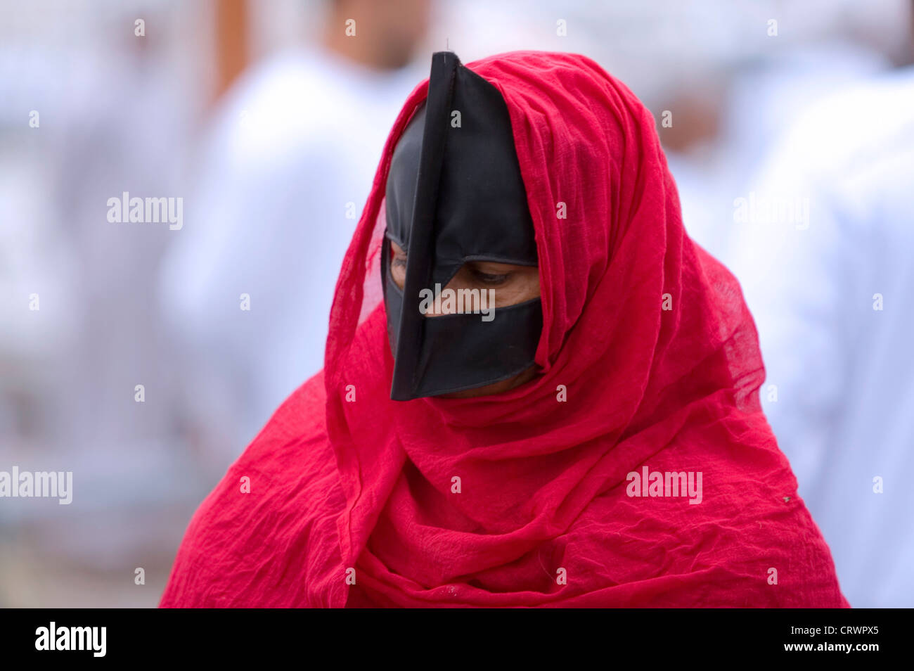 Maskierte Frau am Vieh Souk, Nizwa, Ad Dakhiliyah, Oman Stockfoto