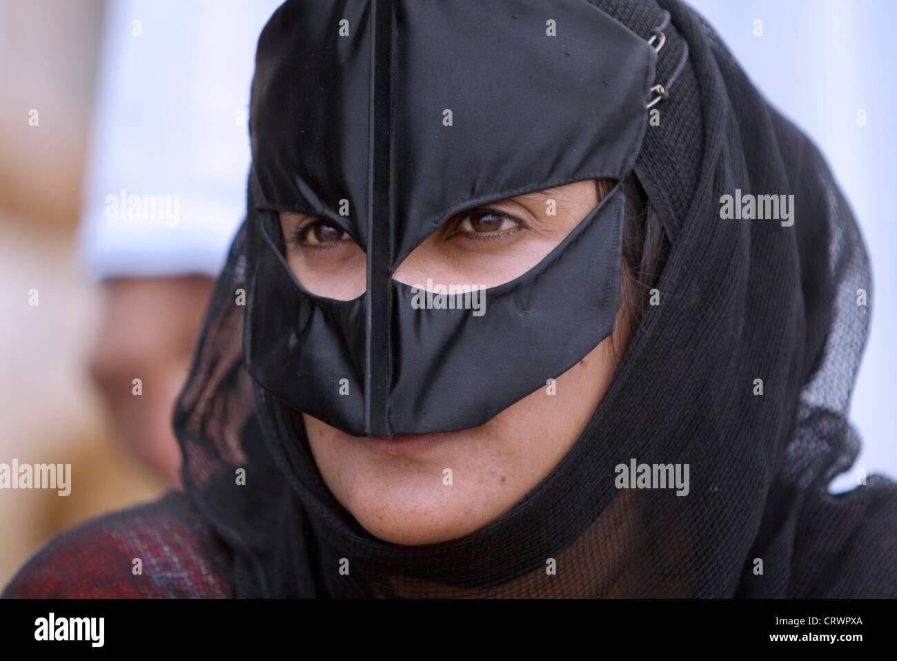 Maskierte Frau am Vieh Souk, Nizwa, Ad Dakhiliyah, Oman Stockfoto