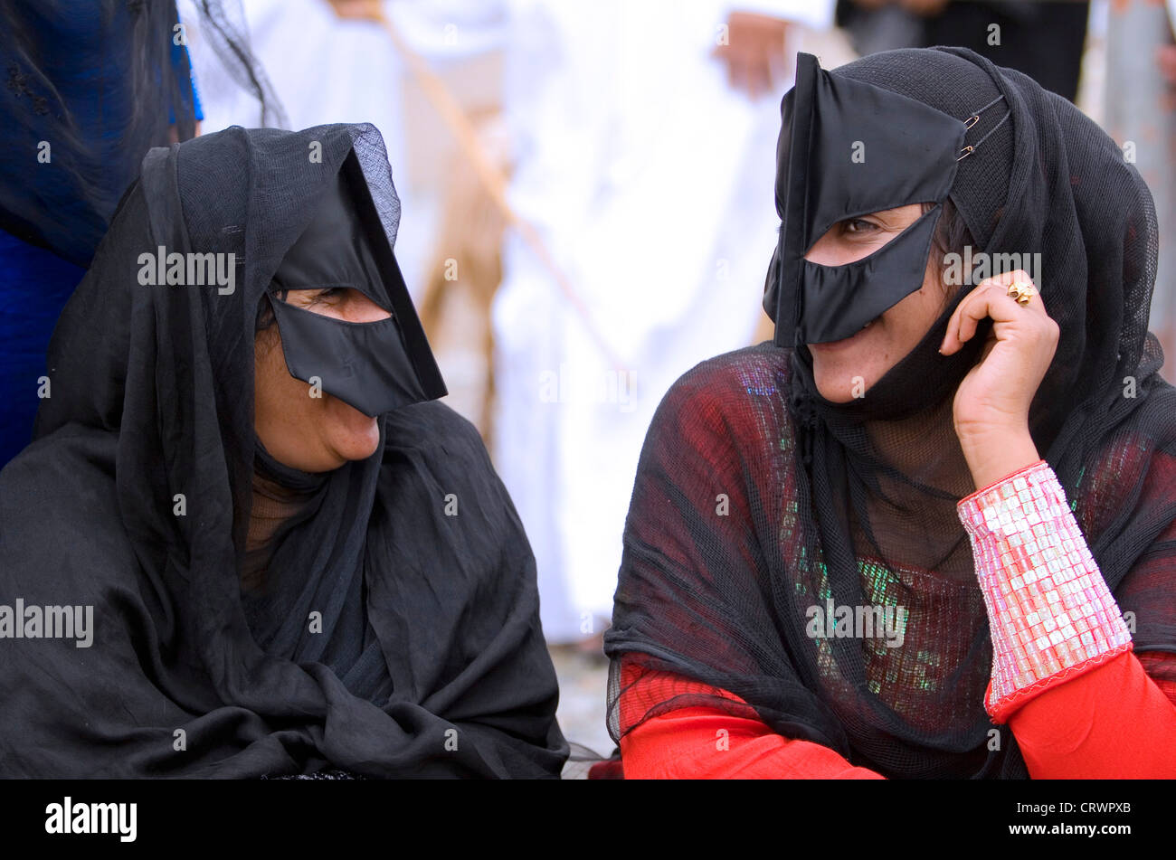 Maskierte Frauen an Vieh Souk, Nizwa, Ad Dakhiliyah, Oman Stockfoto