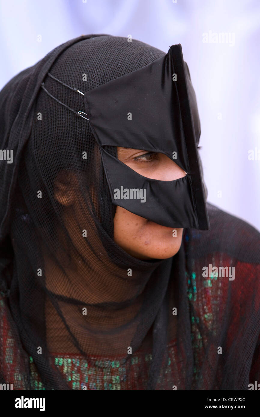Maskierte Frau am Vieh Souk, Nizwa, Ad Dakhiliyah, Oman Stockfoto