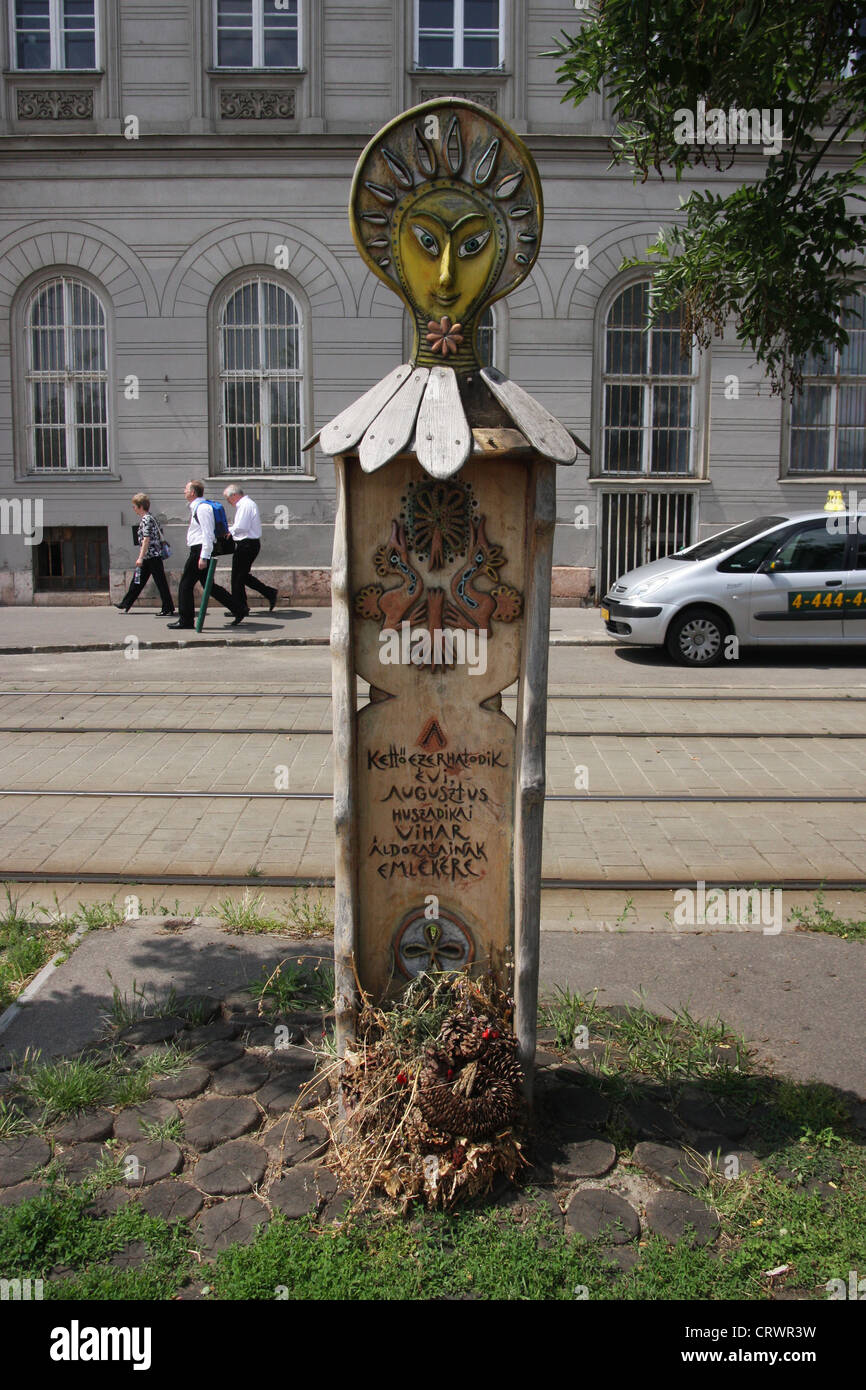 Hölzerne Statue Denkmal für den Tod von vier Menschen zu gedenken, die in den Stürmen während der 20. August Feier gestorben Stockfoto