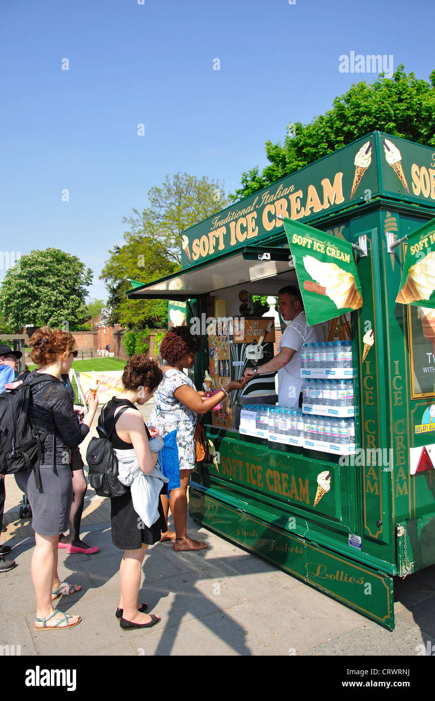 Ice Cream stand außerhalb Hampton Court Palace, London Borough of Richmond upon Thames, Greater London, England, Vereinigtes Königreich Stockfoto