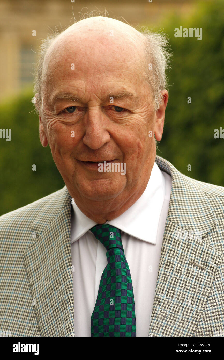 Peregrine Cavendish, the12th Duke of Devonshire auf dem South Lawn gegen die Südfassade von Chatsworth House, Derbyshire, UK Stockfoto