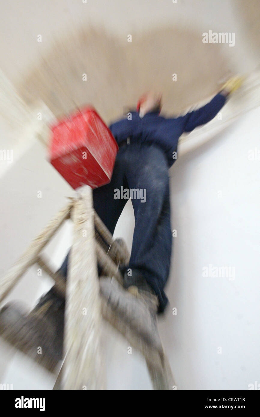 Mann auf einer Leiter bei der Renovierung Stockfoto