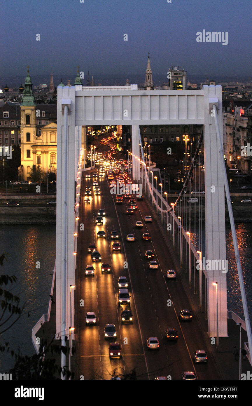 RUSHOUR am Elisabethbruecke in Budapest Stockfoto