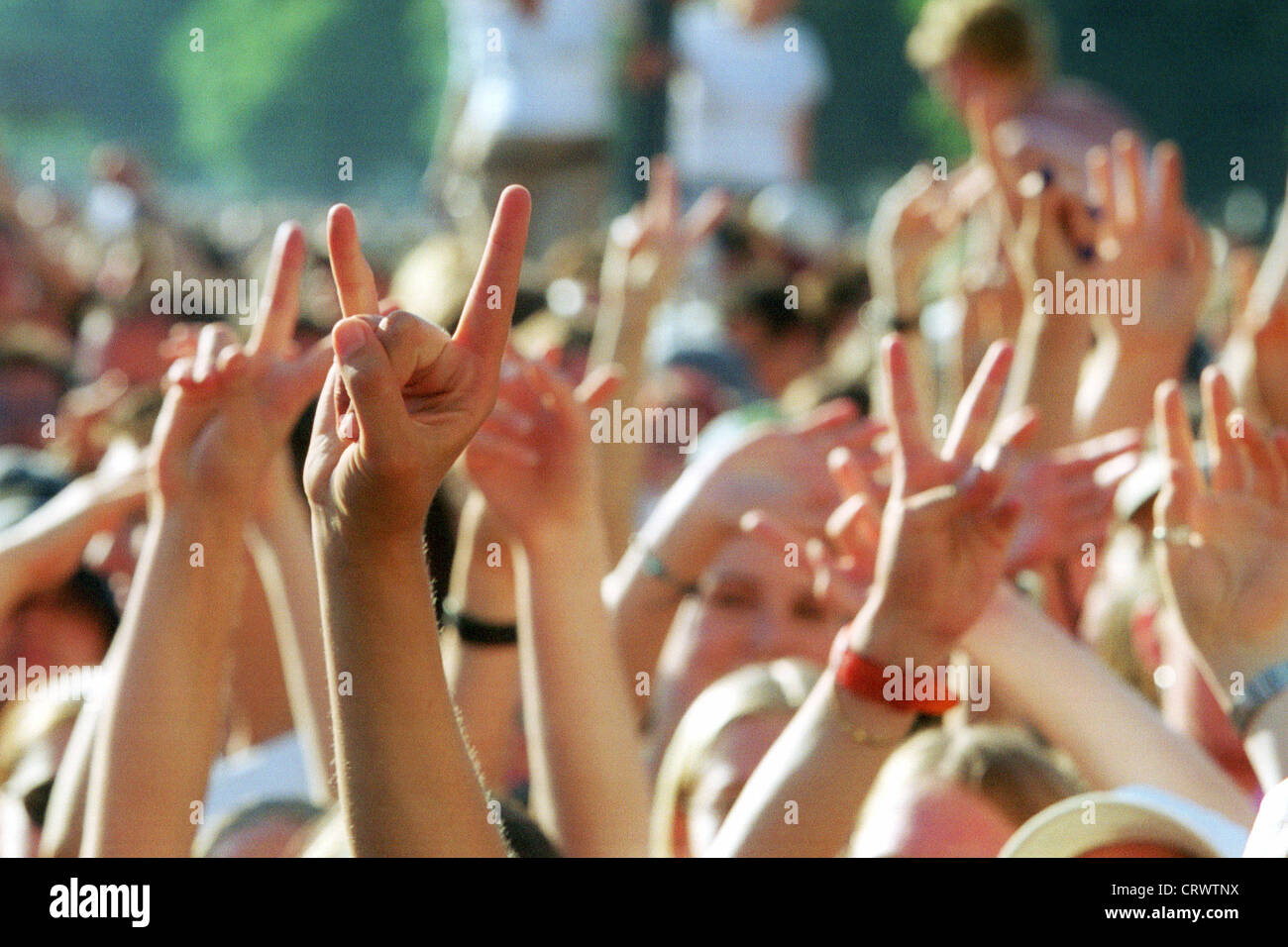 Symbolfoto Hände bei einer Open-Air-Veranstaltung Stockfoto