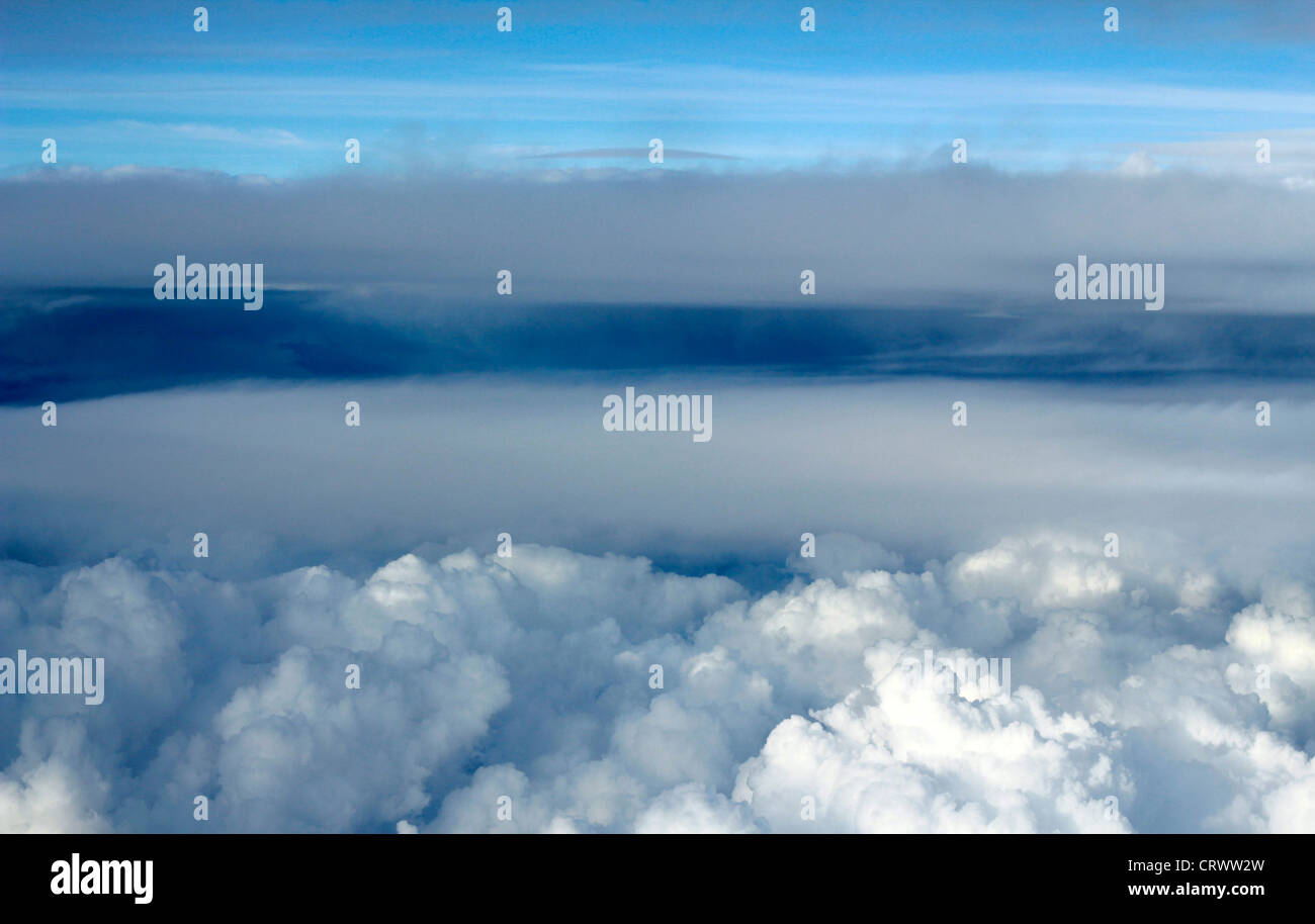 Wolken aus einem Flugzeugfenster Stockfoto