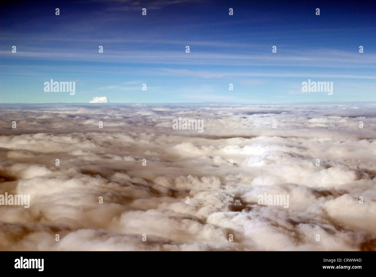Wolken aus einem Flugzeugfenster Stockfoto