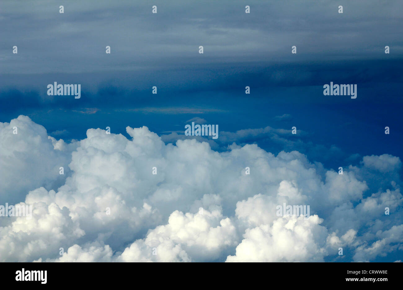 Wolken aus einem Flugzeugfenster Stockfoto