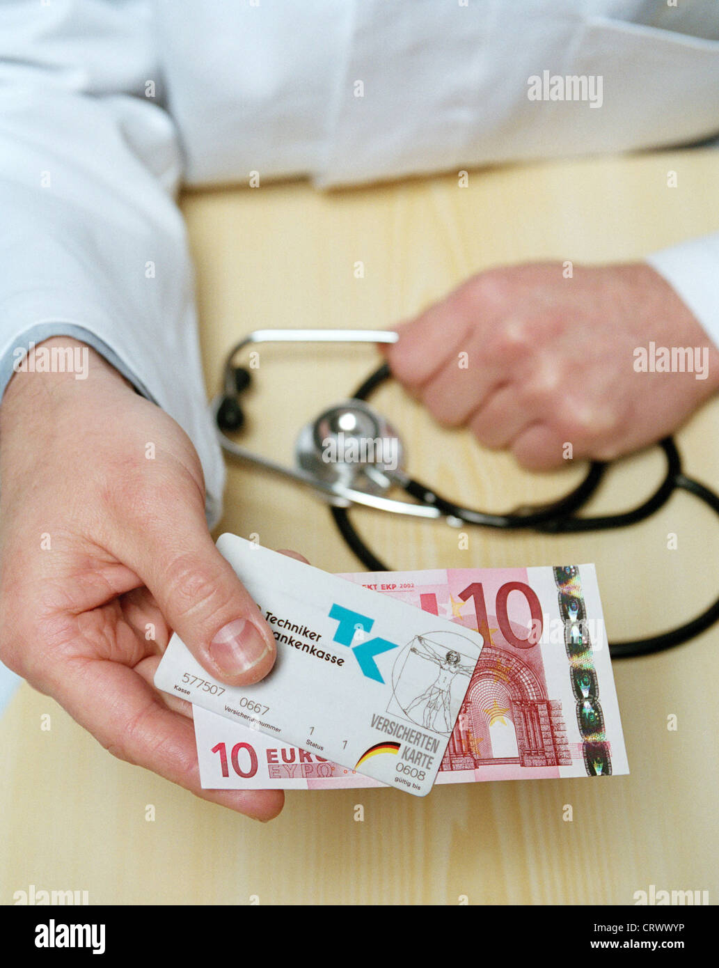 Krankenversicherungskarte mit zehn-Euro-Schein Stockfoto