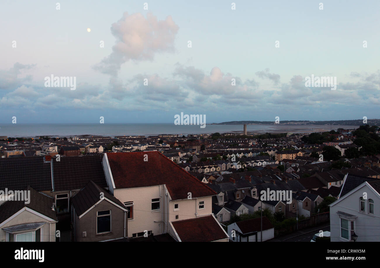 Der Mond scheint über eine Reihe von Reihenhäusern in Chaddesley Terrasse, Mount Pleasant Swansea und Mumbles, South Wales UK Stockfoto