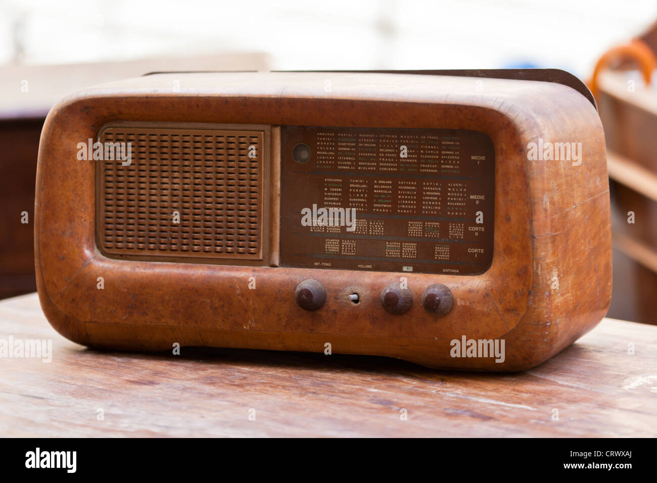 Alten gebrochenen Retro-hölzerne Radio aus italienischen Flohmarkt Stockfoto