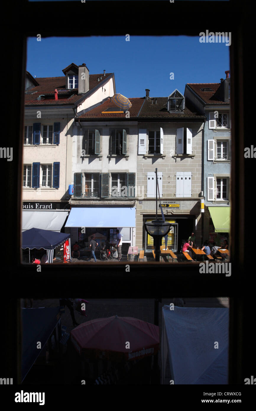 Blick aus dem Fenster auf eine Straße in Morges, Schweiz Stockfoto