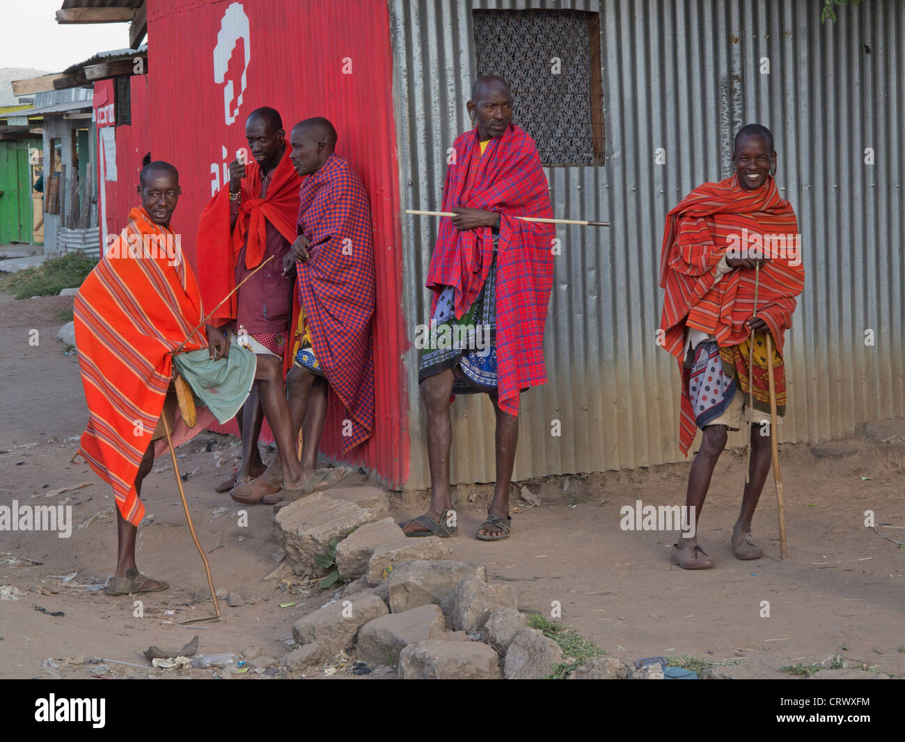 Masai Männer im Dorf Losho in der Region der Masai Mara, Kenia Stockfoto