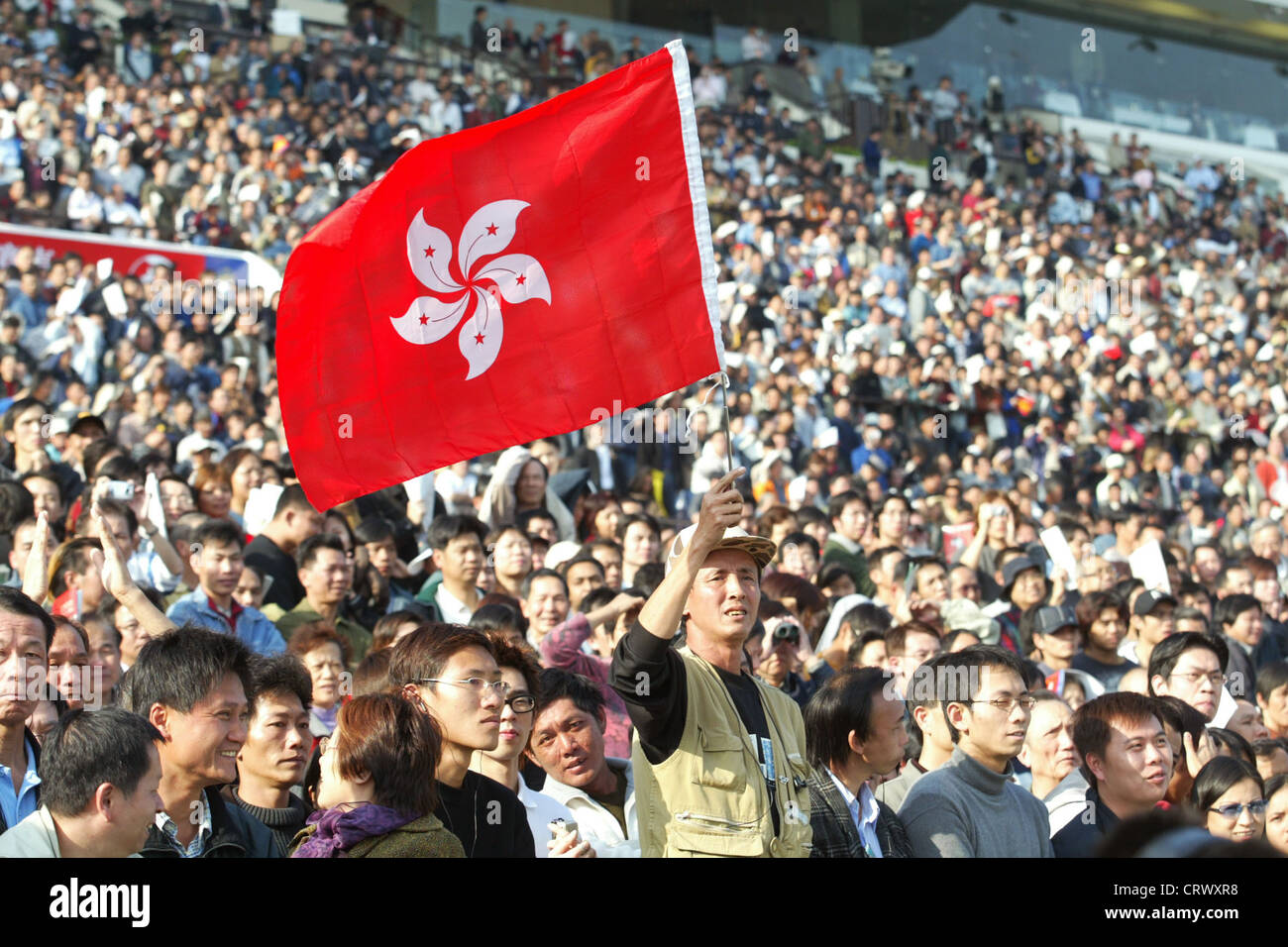 Ein Hongkongchinese mit einer Fahne von Hong Kong Stockfoto