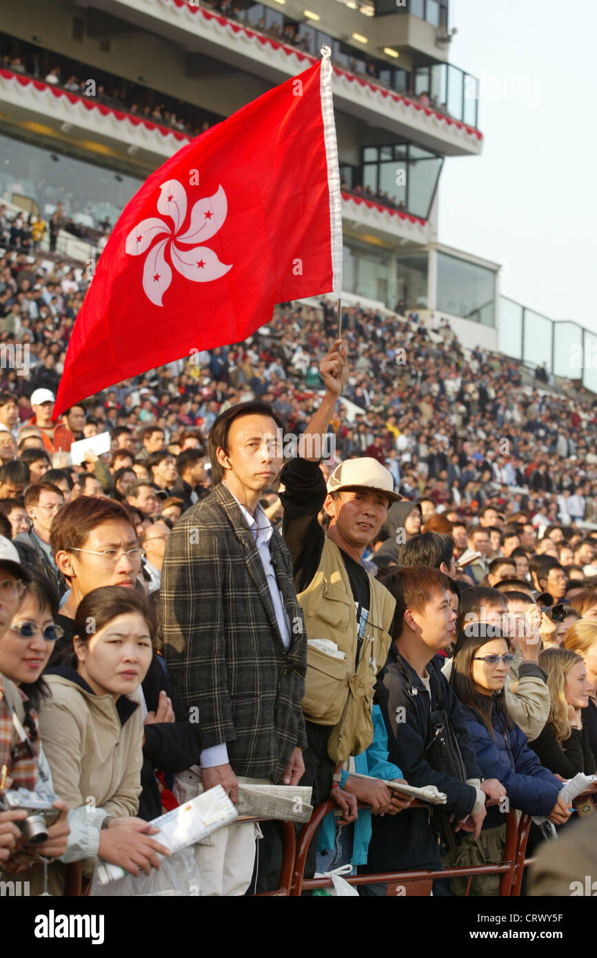 Ein Hongkongchinese mit einer Fahne von Hong Kong Stockfoto