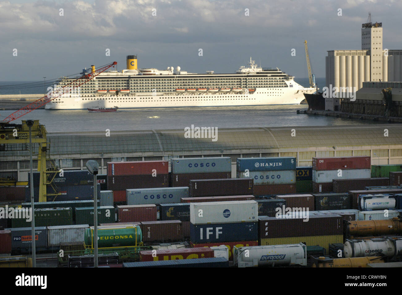Fähre und Container-terminal im Hafen von Barcelona Stockfoto