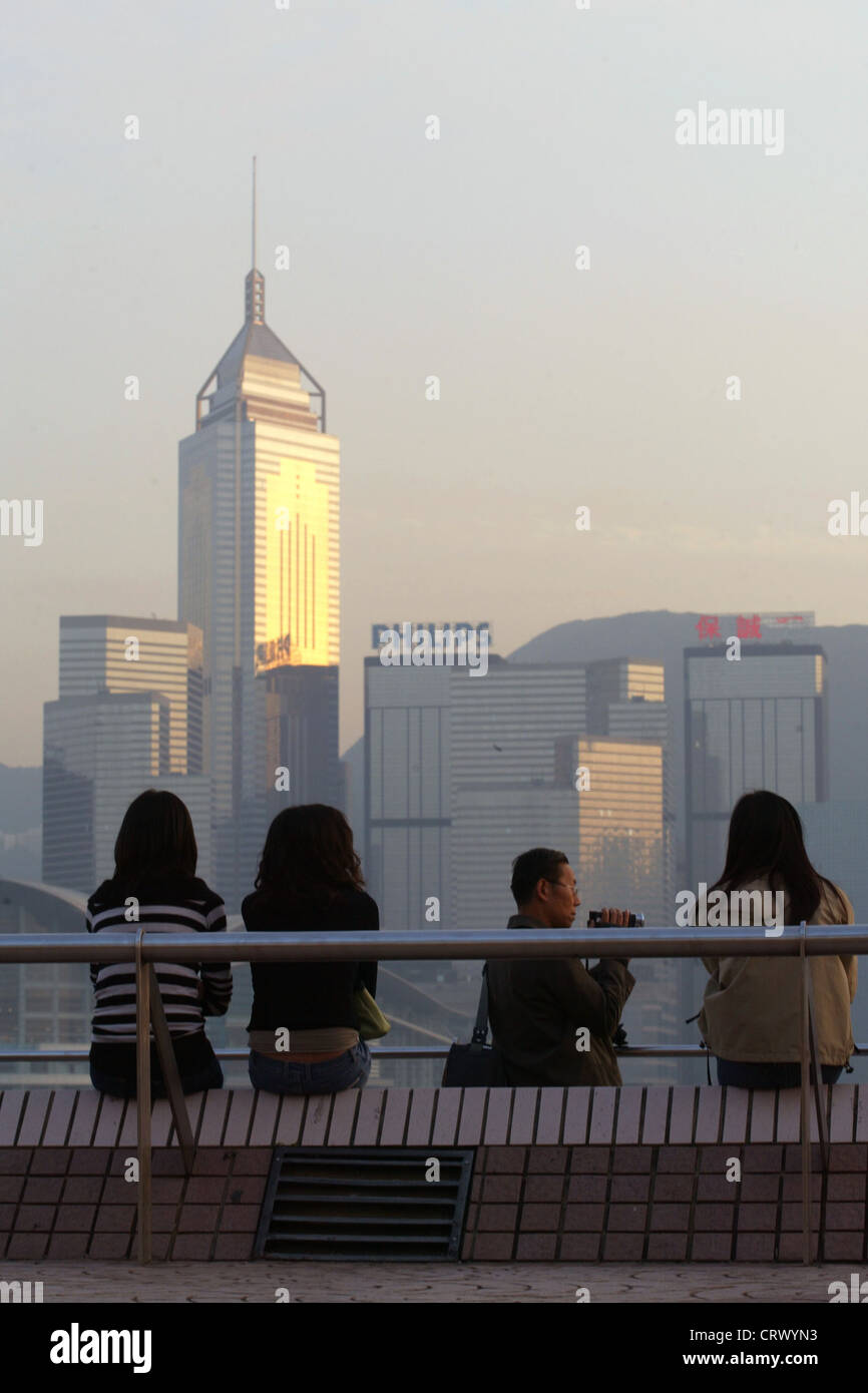 Touristen vor der Skyline von Hong Kong Nachtlicht Stockfoto