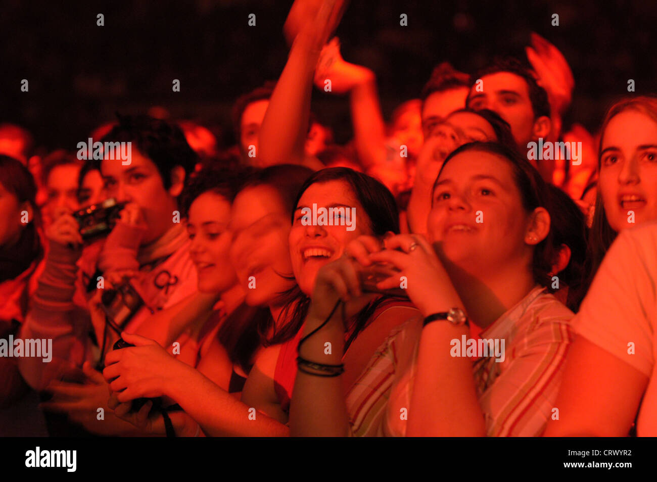 Fans bei Robbie Williams Konzert in Barcelona 2003 Stockfoto