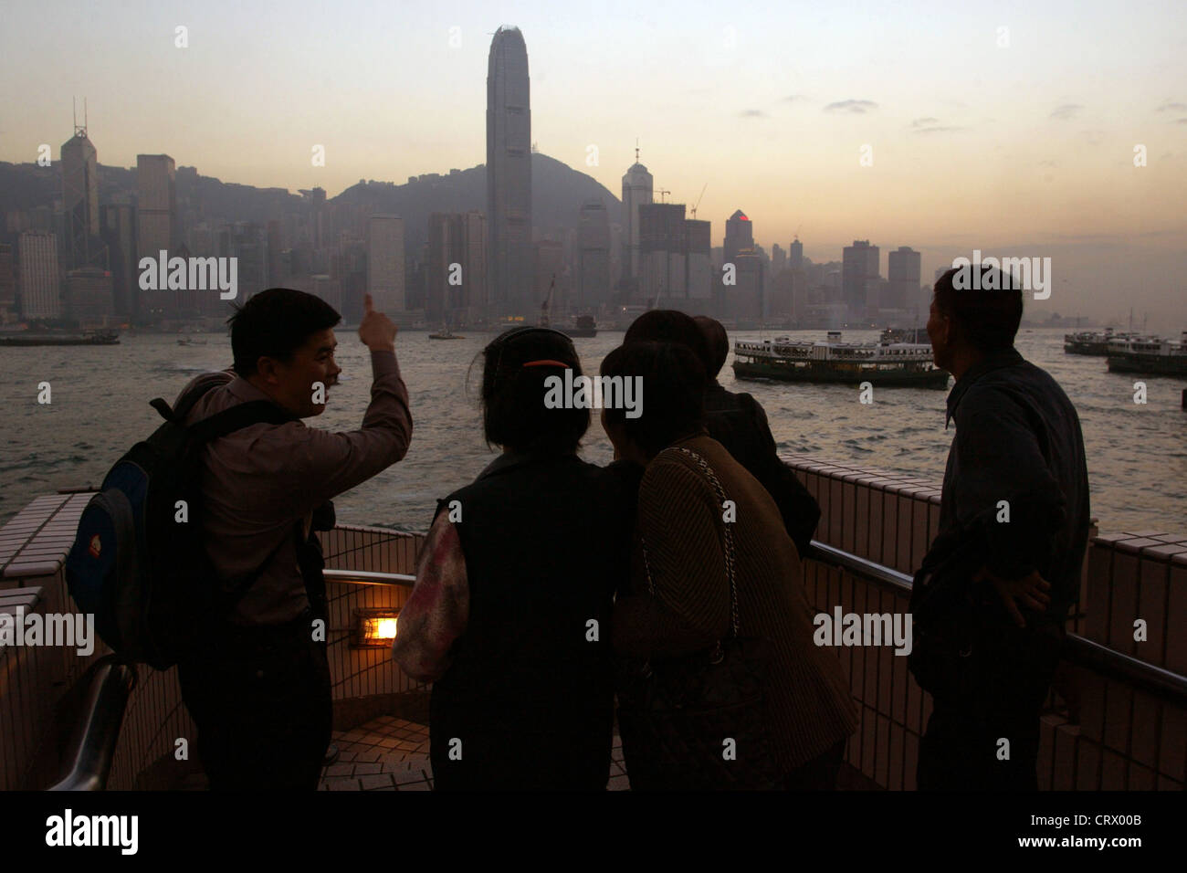 Touristen vor der Skyline von Hong Kong Nachtlicht Stockfoto