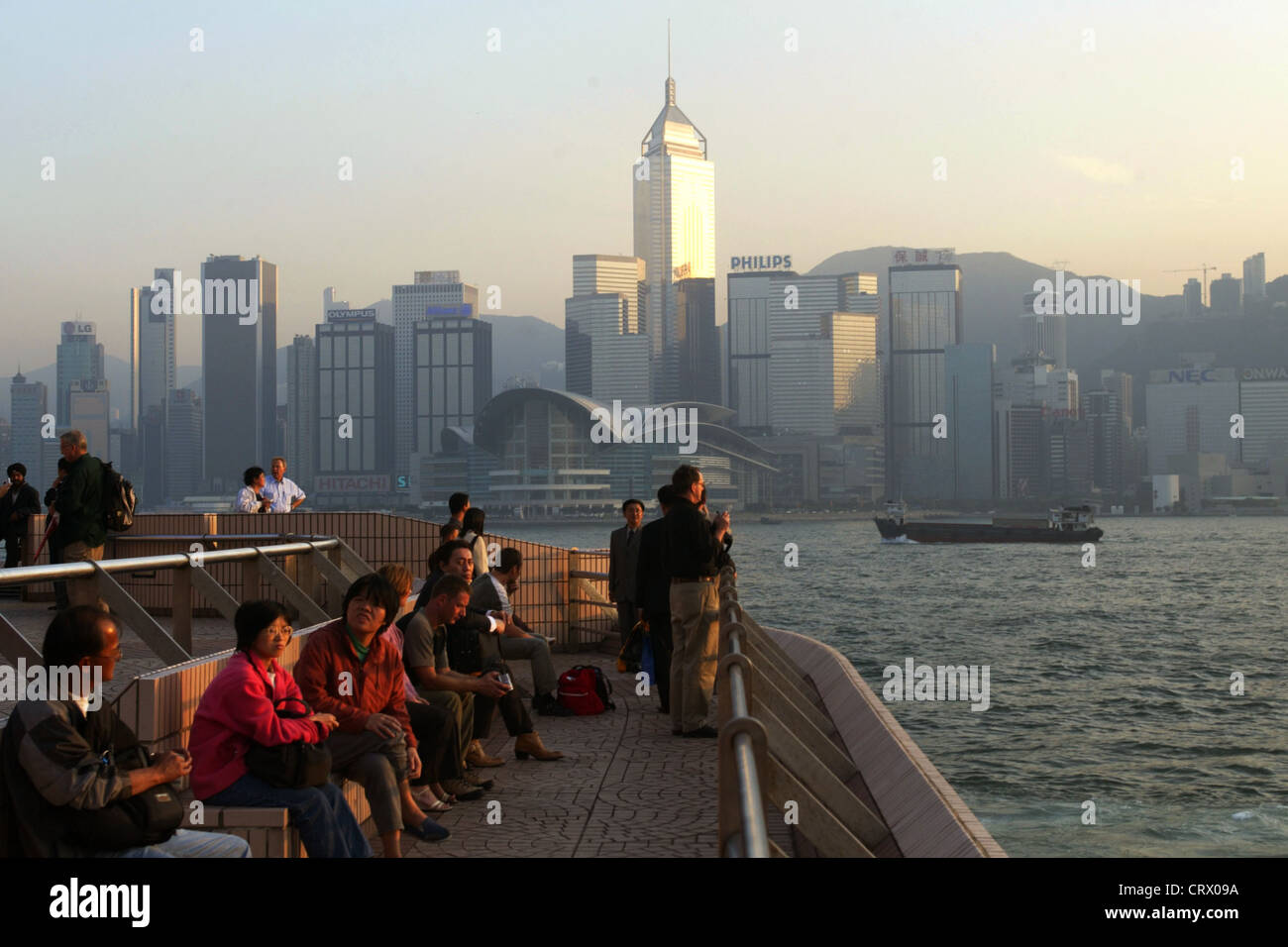 Touristen vor der Skyline von Hong Kong Island Abendlicht Stockfoto
