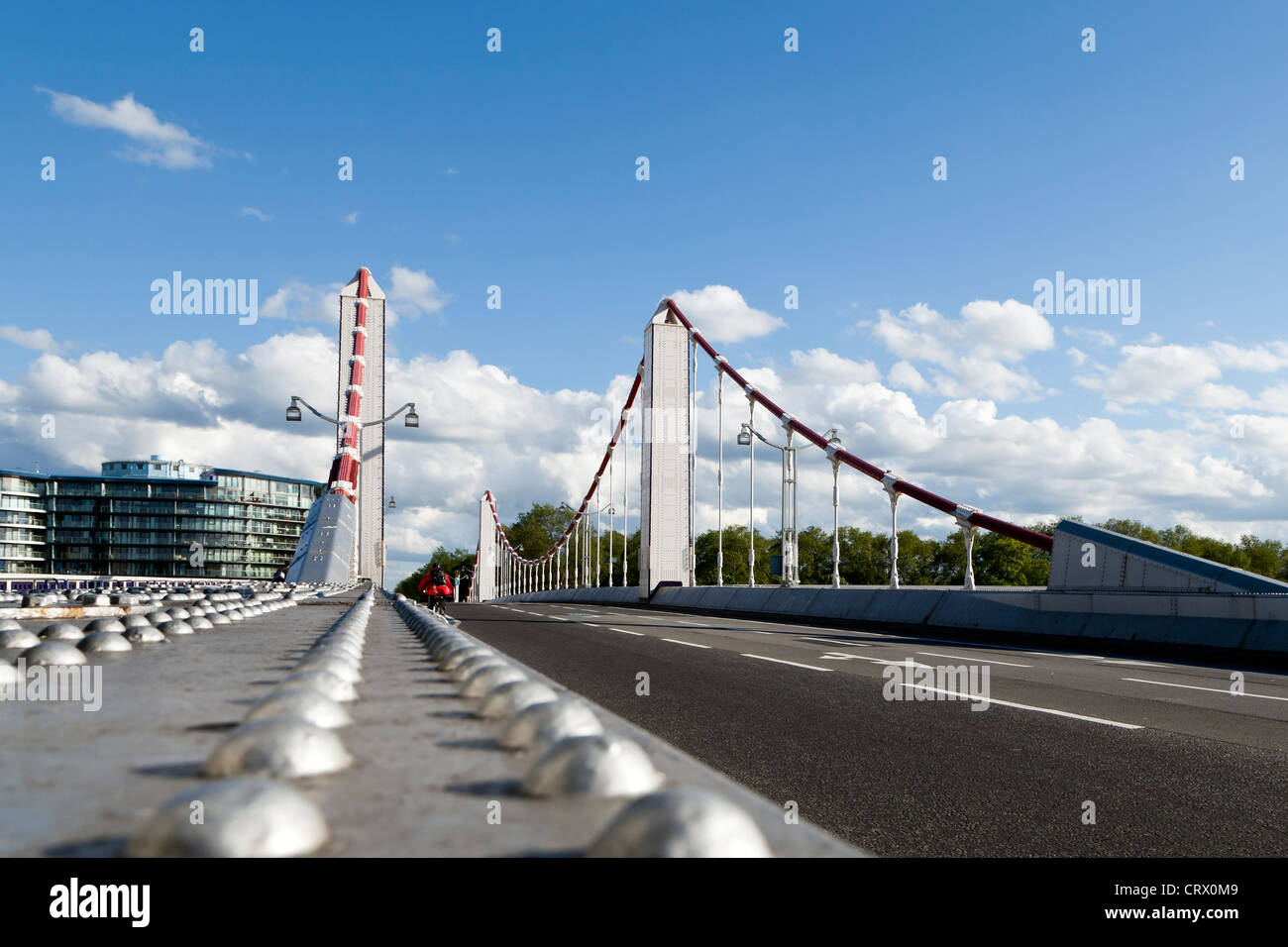 Ein Radfahrer genießt die kostenlose Chelsea Brücke des Verkehrs Stockfoto