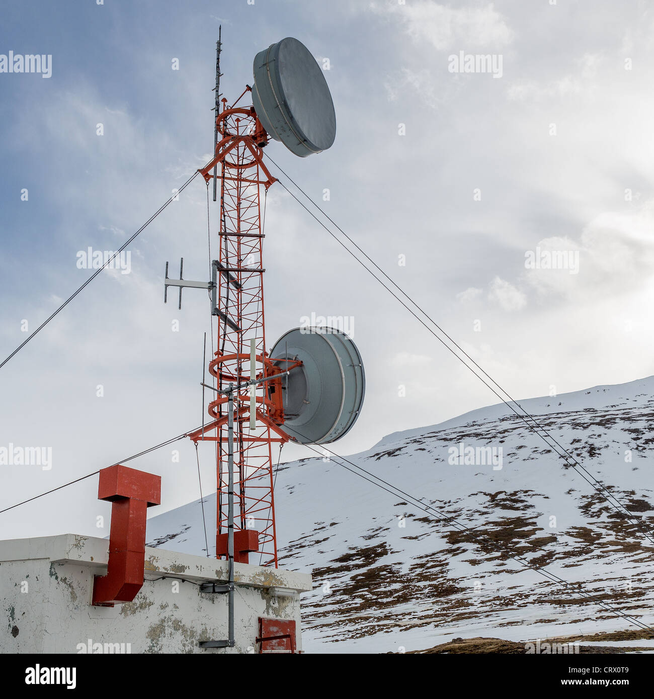 Telekommunikation Türme auf Berg, Oxnadalur Tal, Nordisland Stockfoto