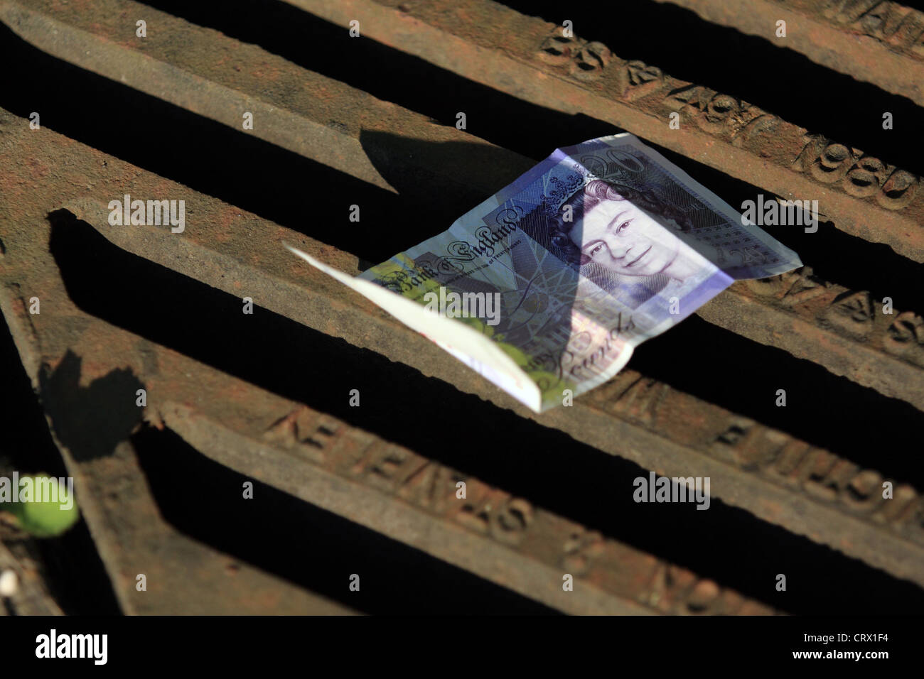 Ein Pfund £20 Hinweis auf einem Abfluss-cover Stockfoto