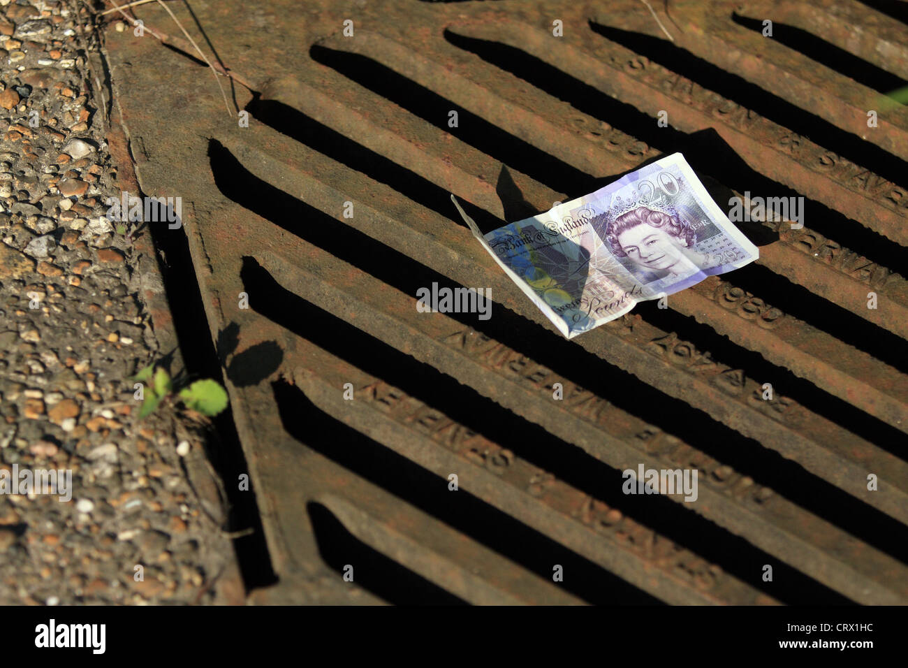 Ein Pfund £20 Hinweis auf einem Abfluss-cover Stockfoto