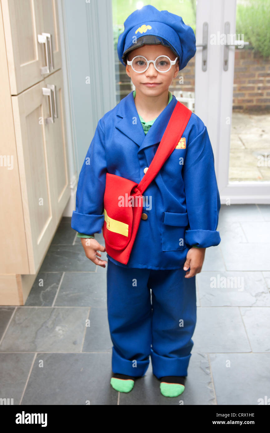 kleiner Junge verkleidet als Postbote Pat Stockfoto