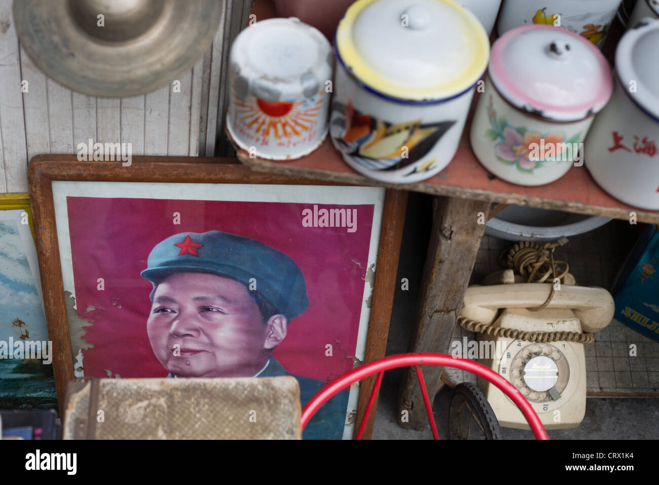 Vorsitzender Mao Erinnerungsstücke auf Verkauf in Dongtai Road Antiquitätenmarkt in Shanghai, China. Stockfoto