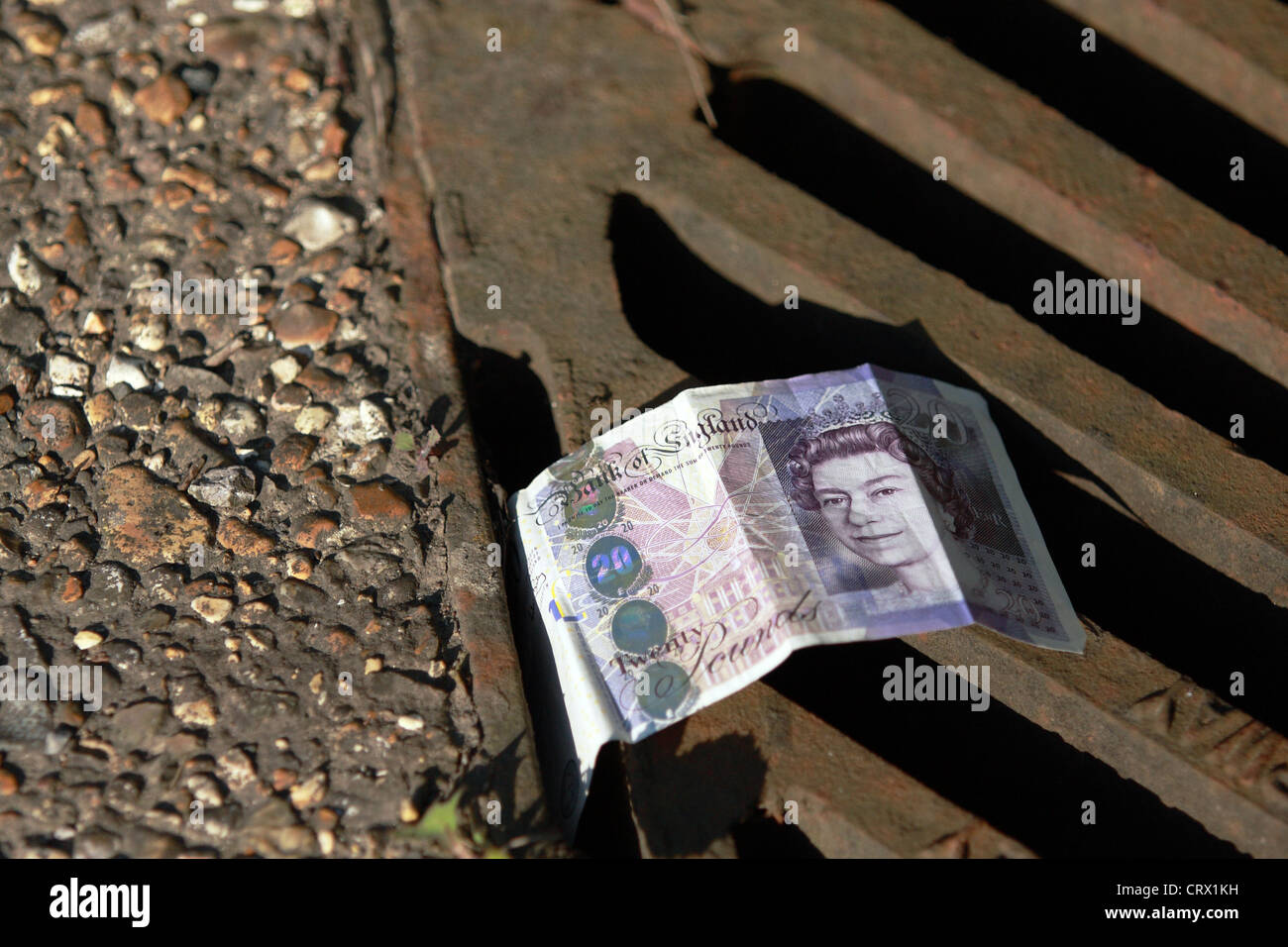 Ein Pfund £20 Hinweis auf einem Abfluss-cover Stockfoto