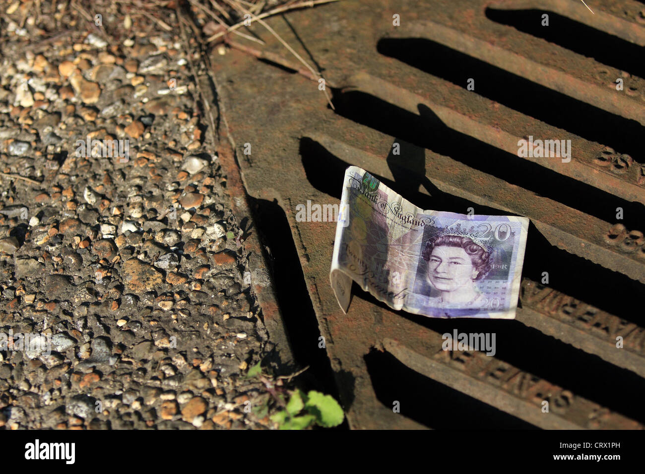Ein Pfund £20 Hinweis auf einem Abfluss-cover Stockfoto