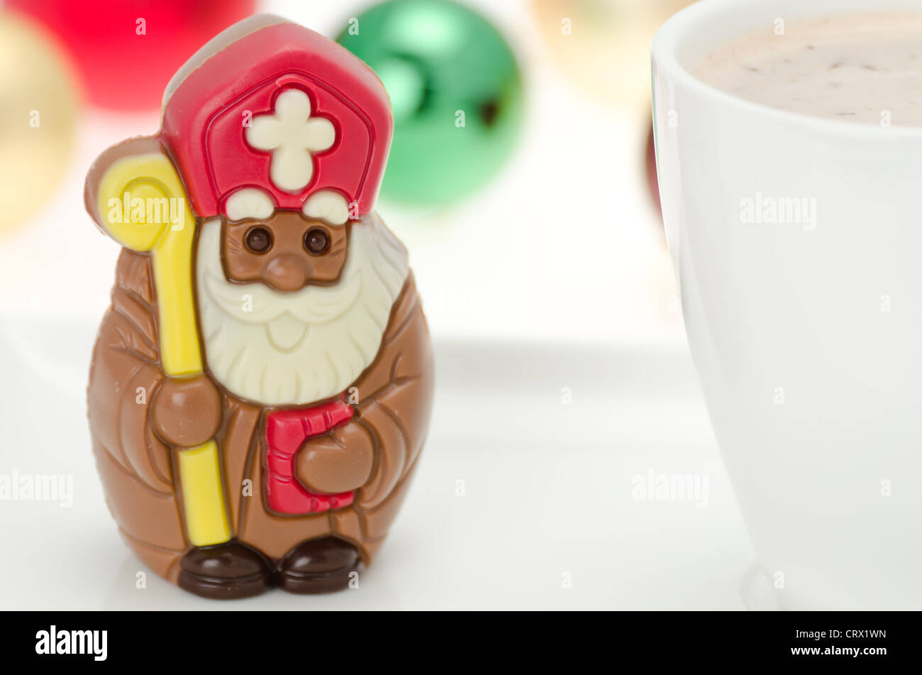 Belgische Schokolade St. Nikolaus auf dem festlichen Hintergrund - geringe Schärfentiefe Stockfoto