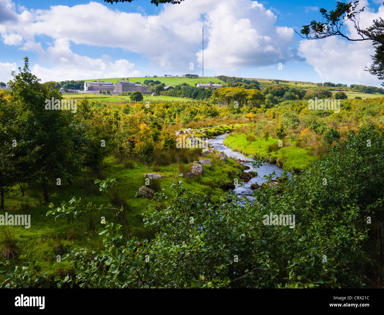 Blackbrook River in der Nähe von Princetown im Nationalpark Dartmoor, Devon, England. In der Ferne ist Dartmoor prison und North Hessary Tor. Stockfoto